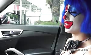 Clown teen deep-throating huge pecker in the automobile
