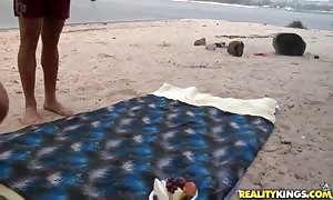 Tanned hotty Leticia supplies Roge Ferro face-fuck at the beach